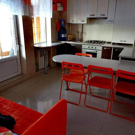 Apart Club Kosmo Appartement Tsjernivsi Buitenkant foto