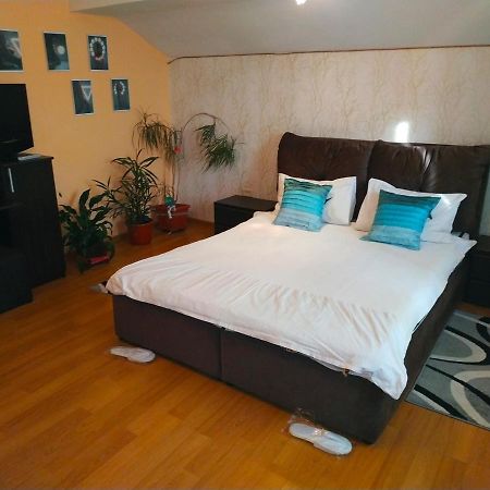 Apart Club Kosmo Appartement Tsjernivsi Buitenkant foto